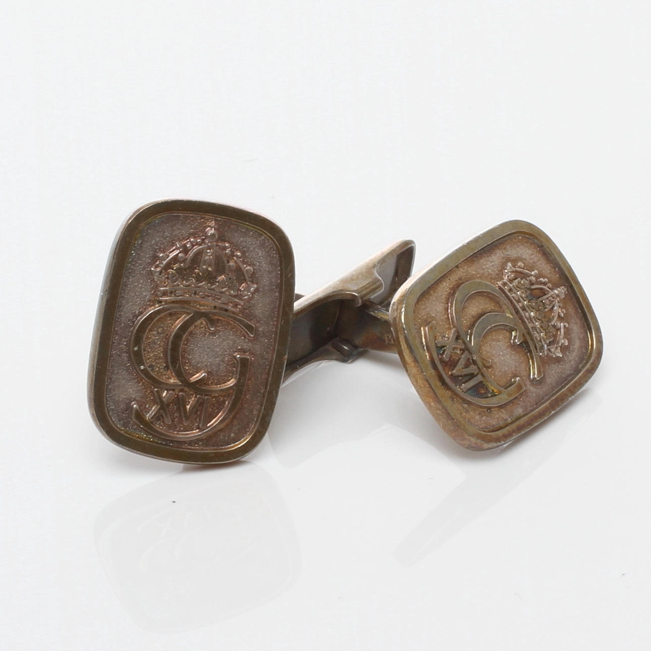 MANSCHETTKNAPPAR 1 par, silver med Carl Gustaf XVI:s monogram, Kupittaan Kulta, Finland 1988.