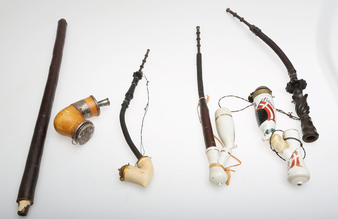 PIPOR samt PIPHUVUD, 4 delar, Keramik, Silver, 18/1900-tal.