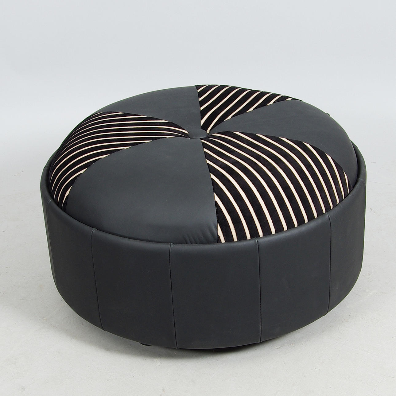 SITTPUFF, svart skinn/plysch.