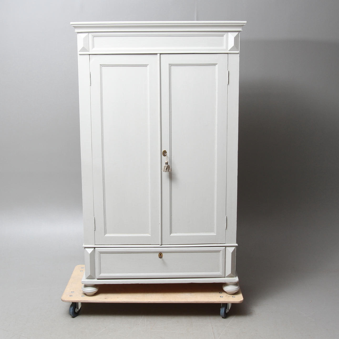 KLÄDSKÅP, omkring sekelskiftet 1900.