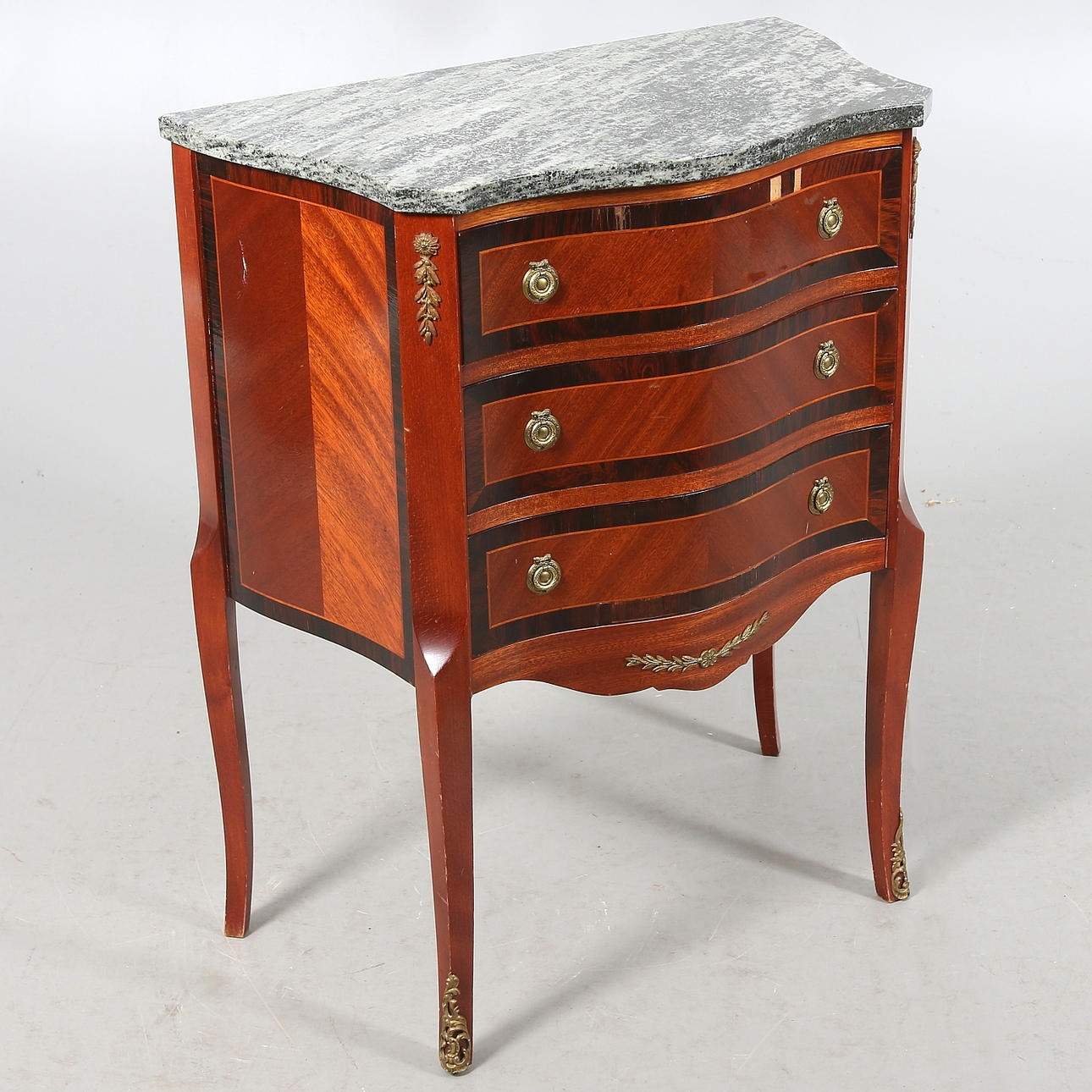 BYRÅ med MARMORSKIVA, Gustaviansk stil. 1900-tal.