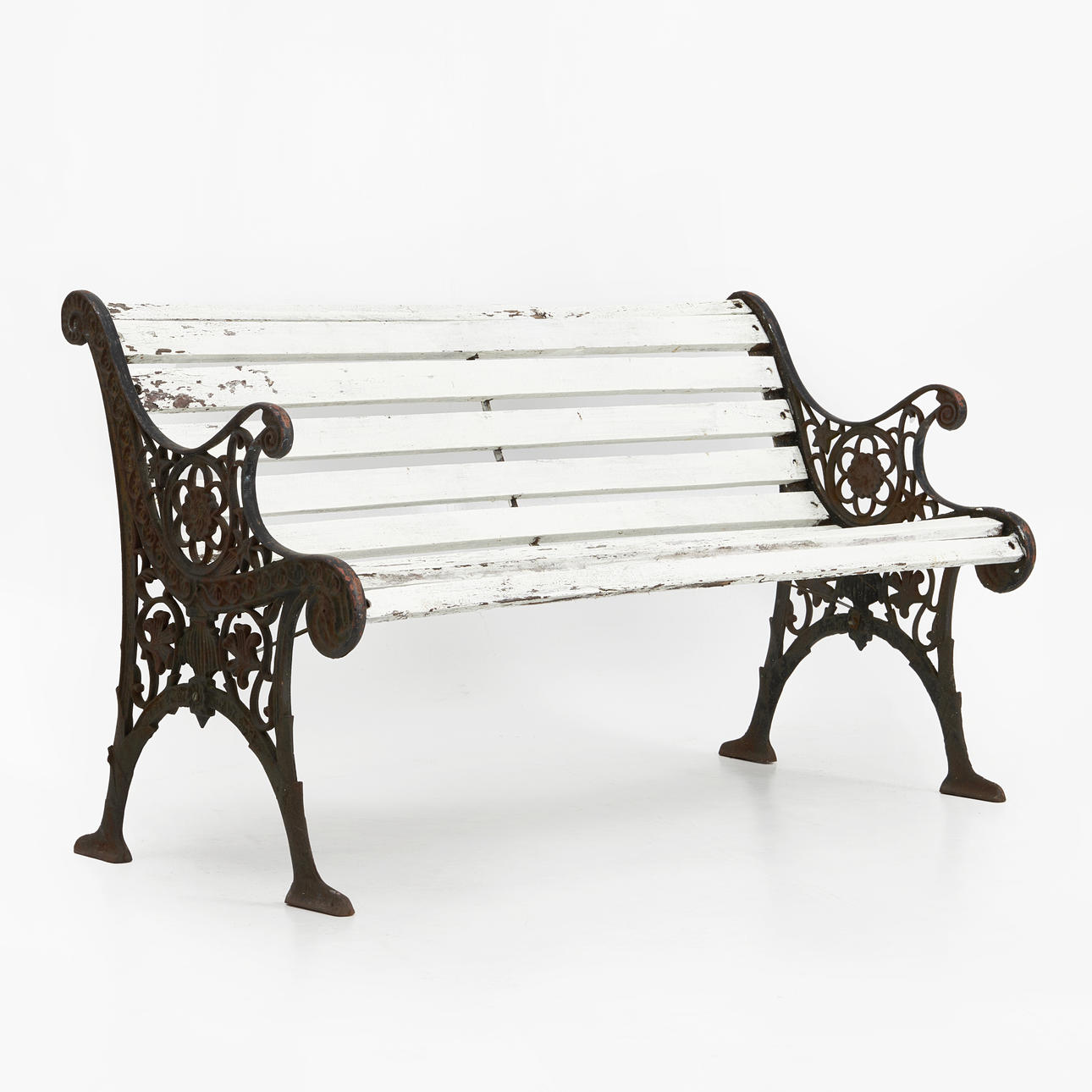 PUUTARHASOHVA, valurautaiset päätyt.