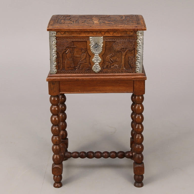 SKRIN PÅ BENSTÄLLNING, ek, träskuren dekor, 1800-/1900-tal.