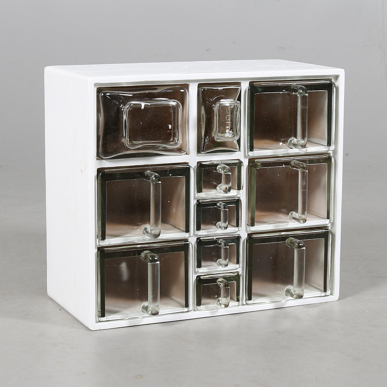 KRYDDHYLLA, med glasskeppor, "Reda", 1900-talets mitt.