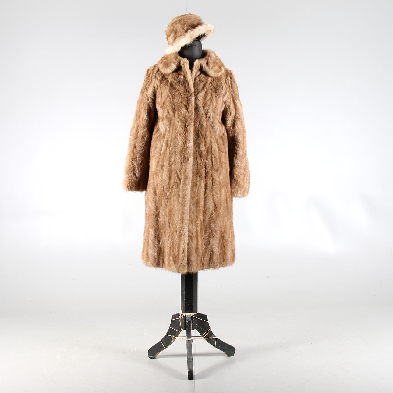 PÄLSKAPPA samt HATT, helryckt mink. 1900-tal. Strl 38.