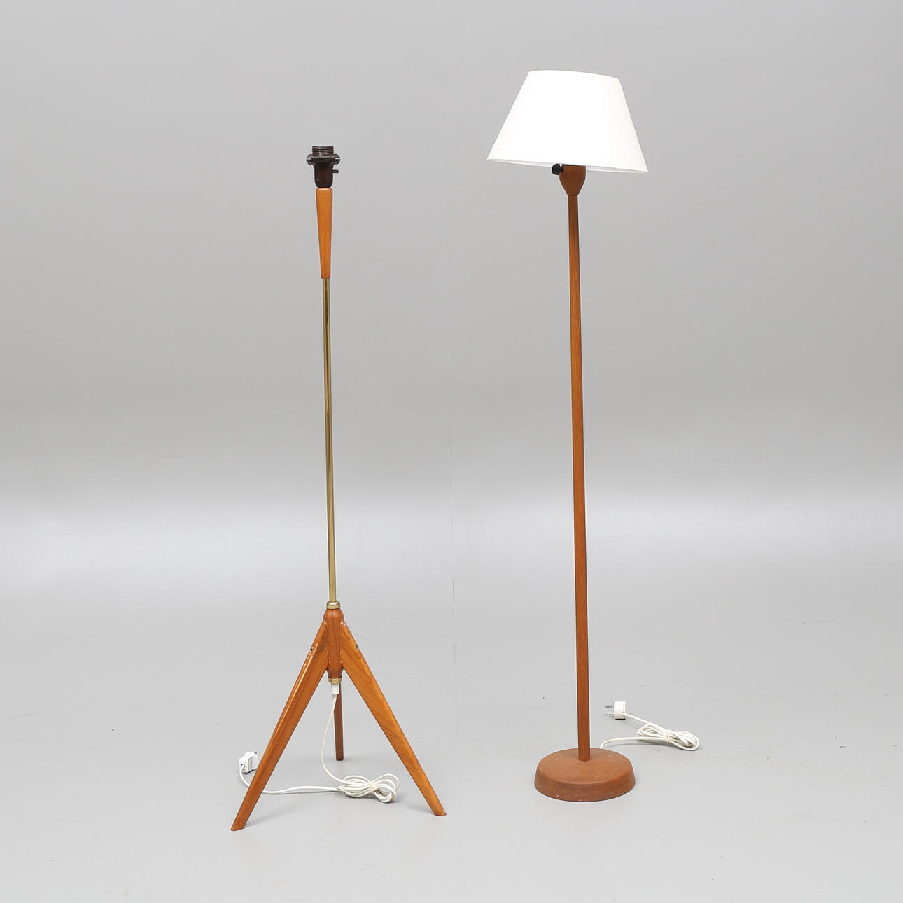 GOLVLAMPOR, 2 st, teak, varav 1 Luxus Vittsjö, 1900-talets andra hälft.