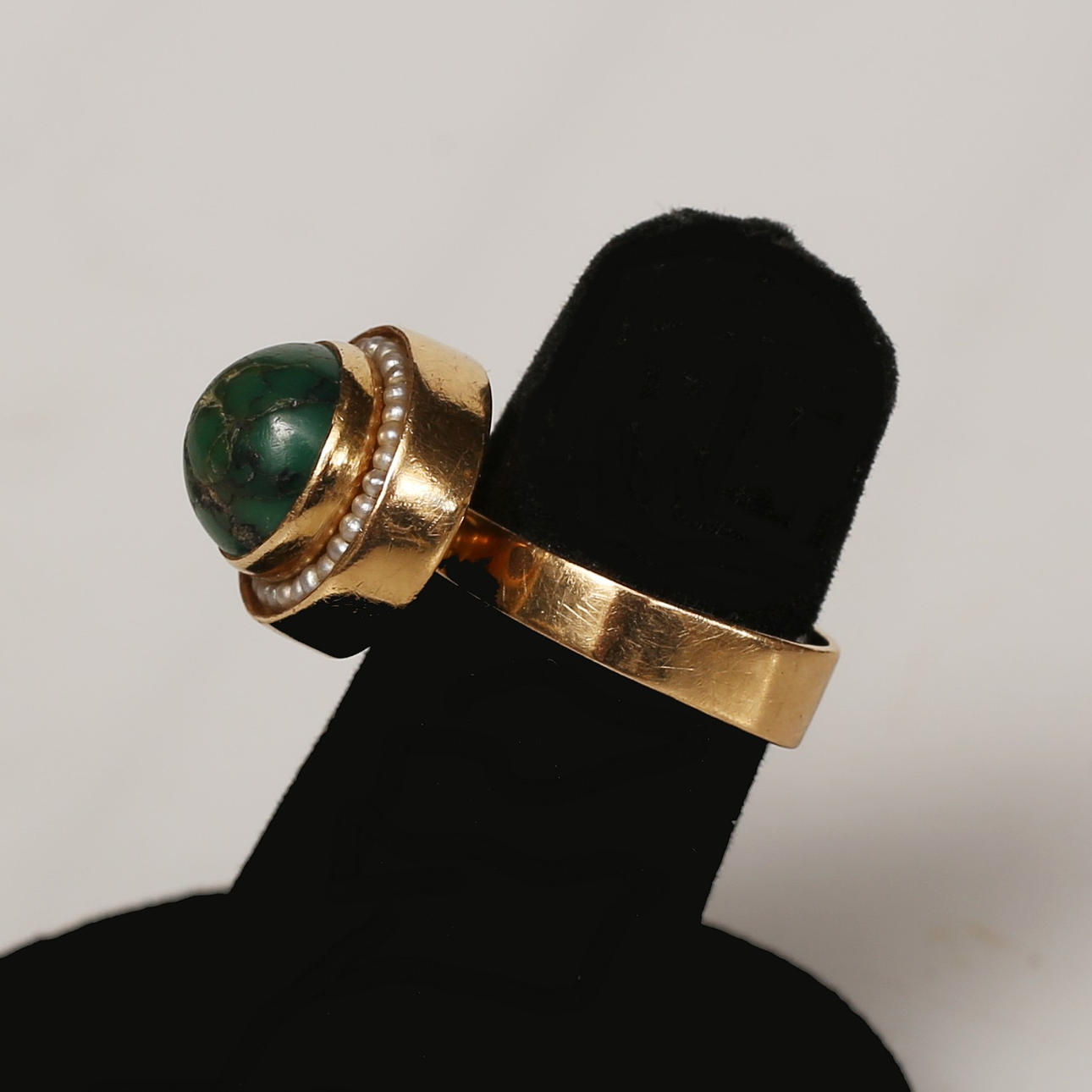 RING med pärlor och grön sten, 18k guld, design Stigbert.