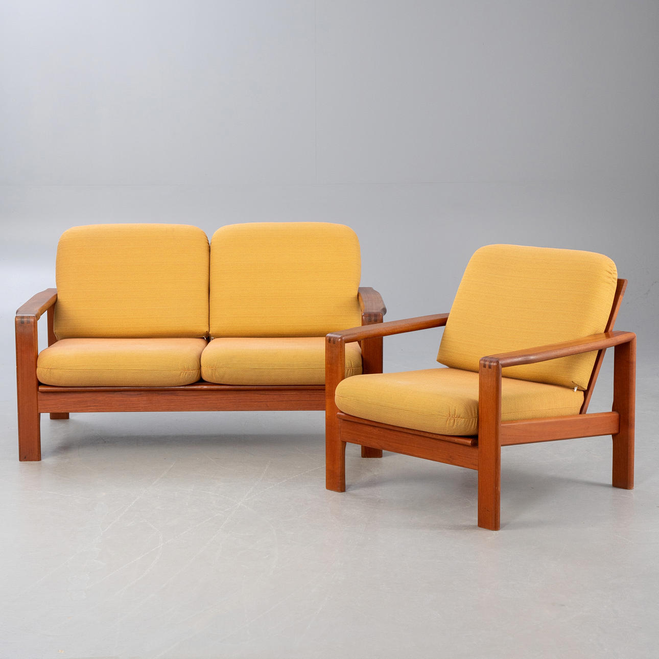 Sitzgruppe: 2-Sitzer Sofa + 1 Sessel, Dänemark, Teak.