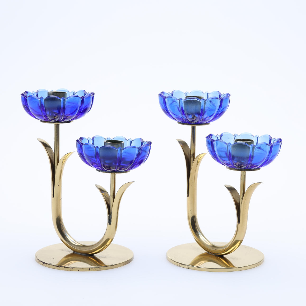 GUNNAR ANDER. KERZENSTÄNDER, ein Paar, Messing, Glas, Ystad-Metall.