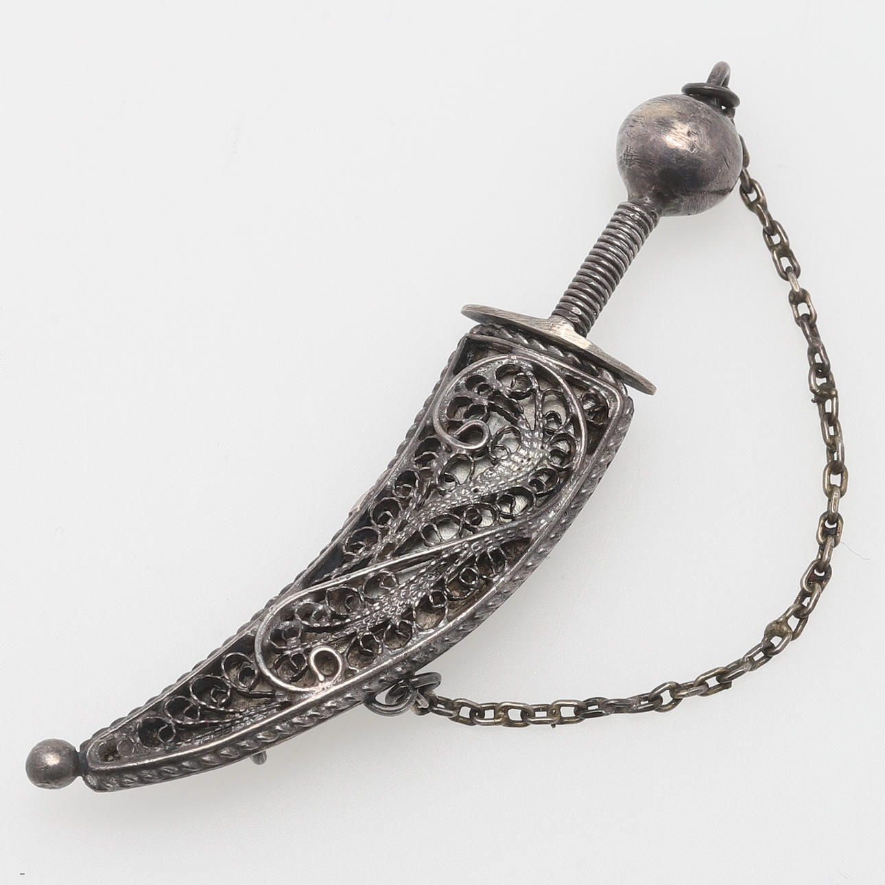 BROCHE, plata, filigrana, espada/puñal.