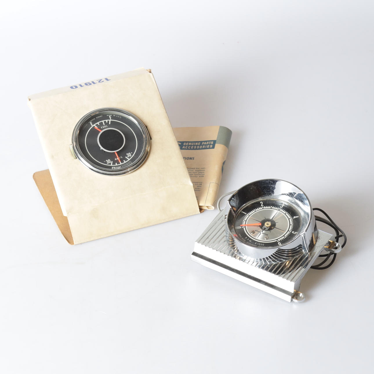 MÄTARE, metall & glas, bl.a. OMC, 1900-tal.