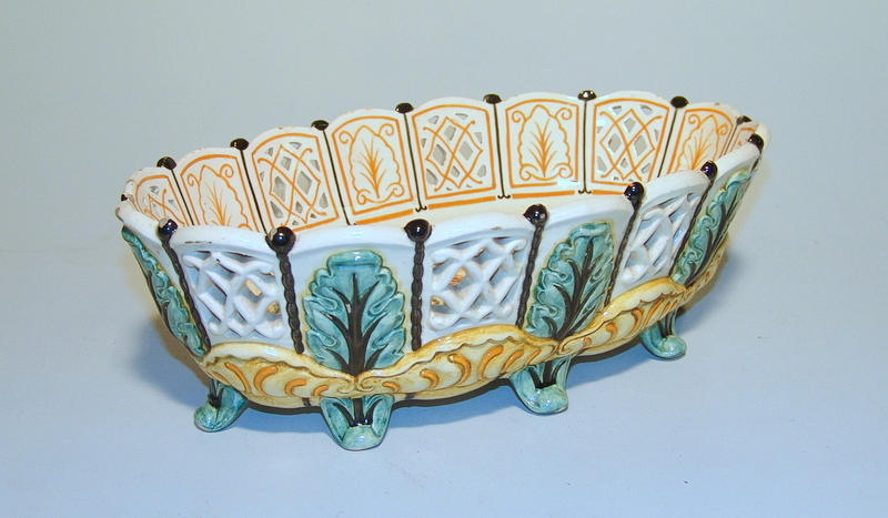 GENOMBROTT KORG Art Deco, omkring 1920. Statlig majolika-fabrik Karlsruhe.