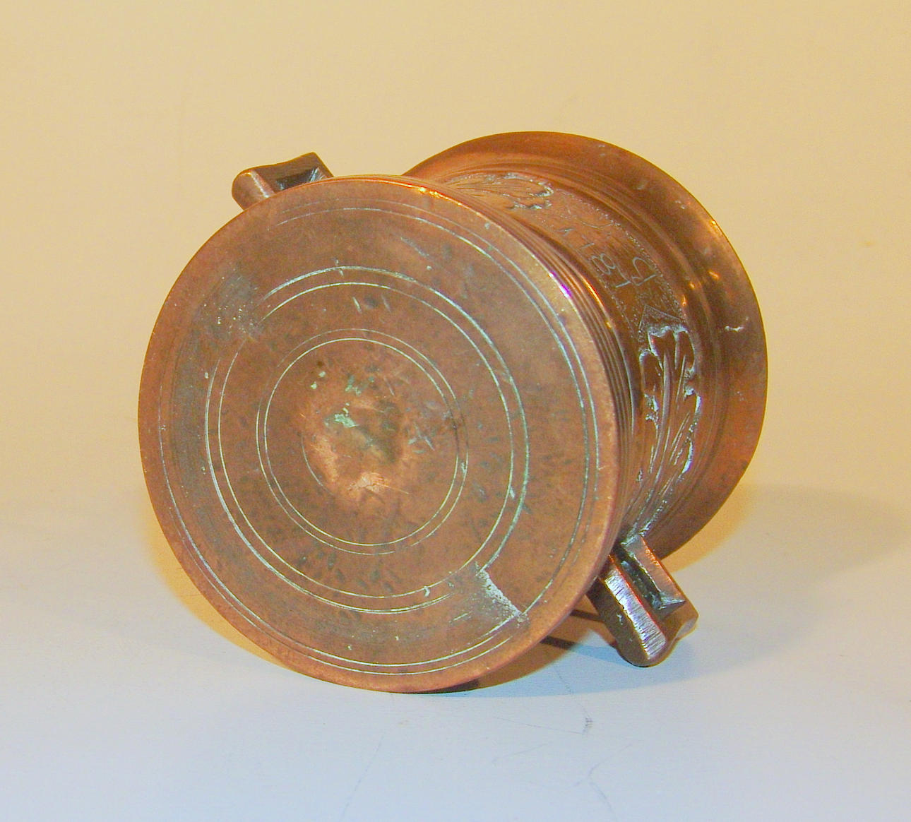 ANTIK MURBRUK. Brons, dat.1787.