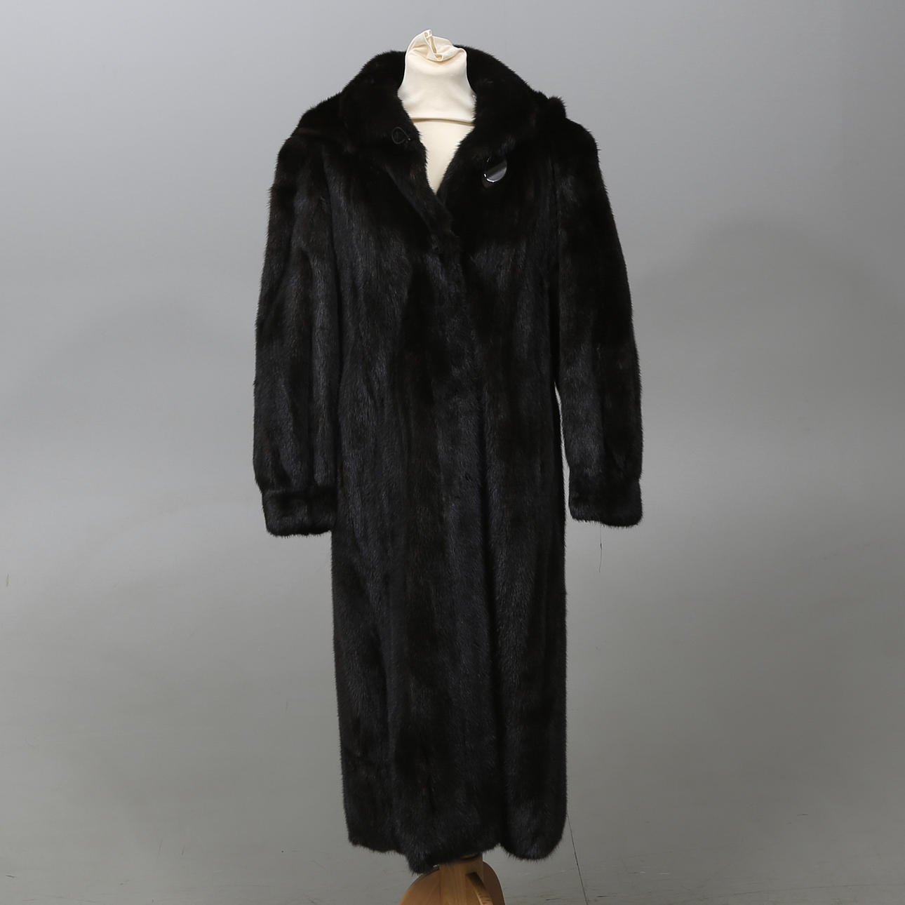 PÄLS, mink. Saga mink. Wasa Päls, Körsnär Håkan Sanfridsson, Linköping. 1900-talets slut. Cirka stl. 38/40.