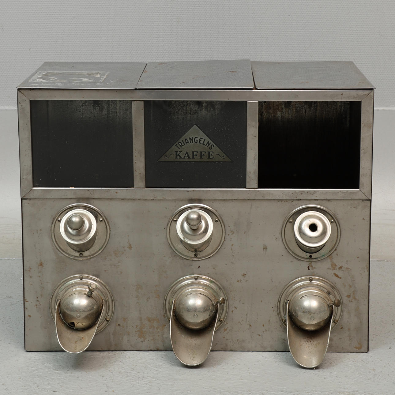 KAHVIANNOSTELIJA, ”Triangle coffee”, metalli.