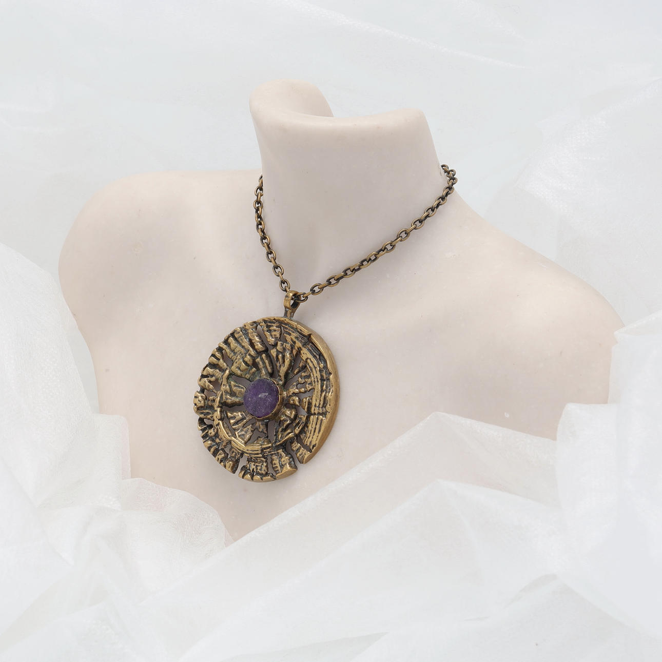 PENTTI SARPANEVA. pronssinen kaulakoru, Suomi.