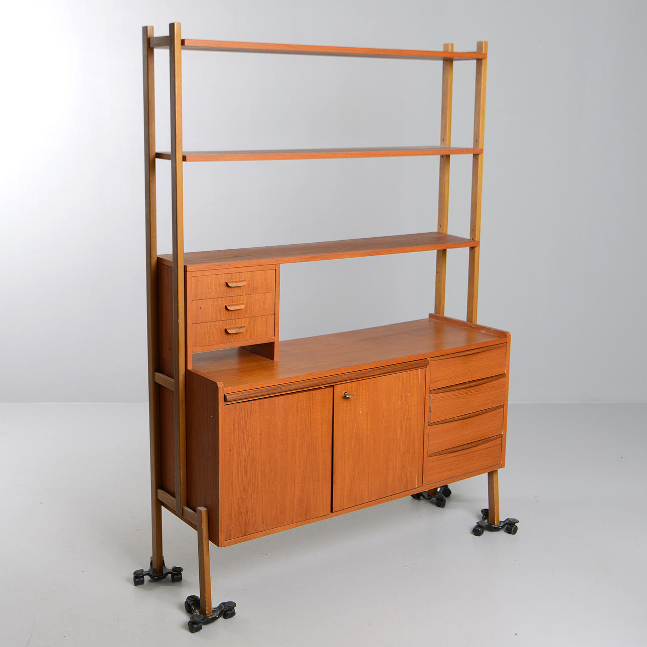 Una estantería de teca, años 50.