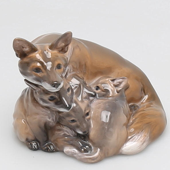 FIGURIN i porslin, räv med ungar, Royal Copenhagen, Danmark.