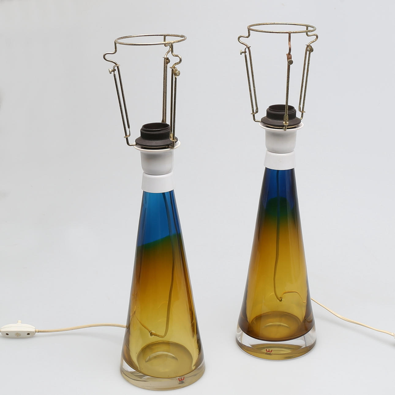 BORDSLAMPOR i glas, Kosta, 1900-talets andra hälft.