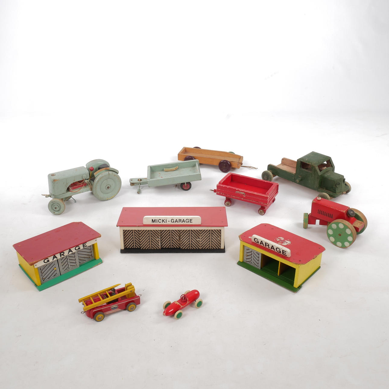 TRÄLEKSAKER. Garage, traktorer, brandbil.