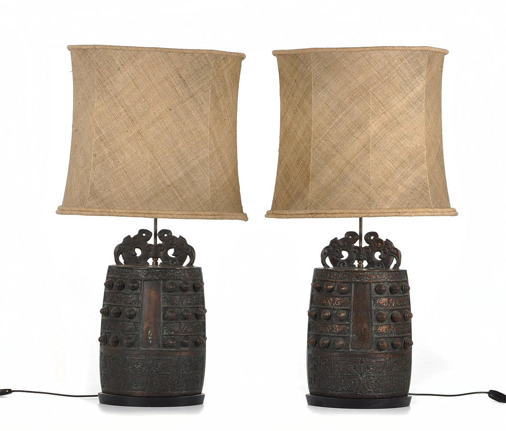 TISCHLEUCHTEN. Asiatiska stil stora bordslampor, brons bas.