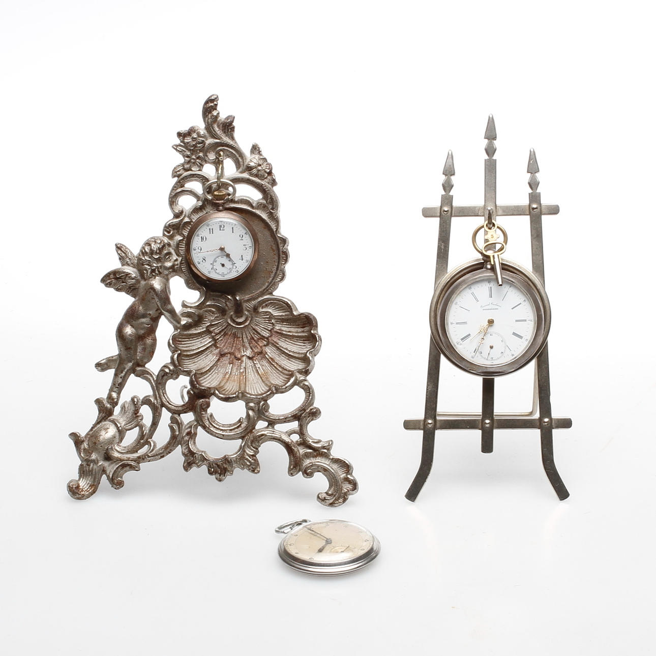 FICKUR, 3 st bland annat Omega samt FICKURSTÄLL, 2 st, metall, 1900-talets första hälft.