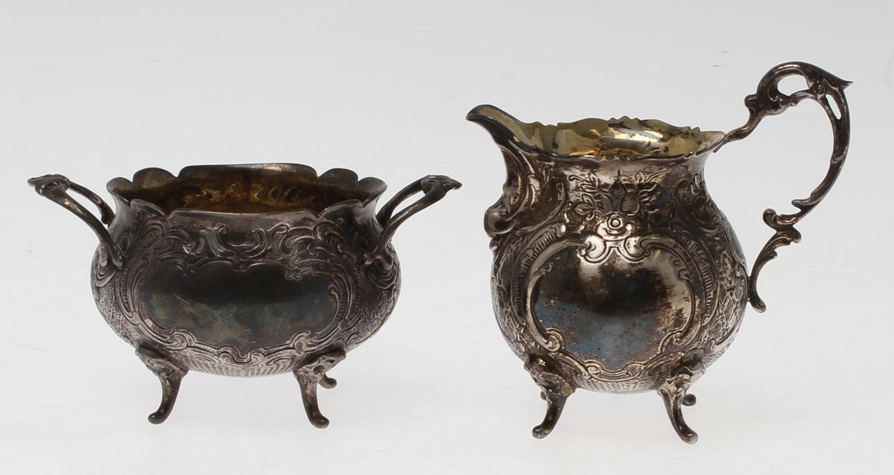 GRÄDDKANNA och SOCKERSKÅL, silver, rokokostil, 1900-talets andra hälft.