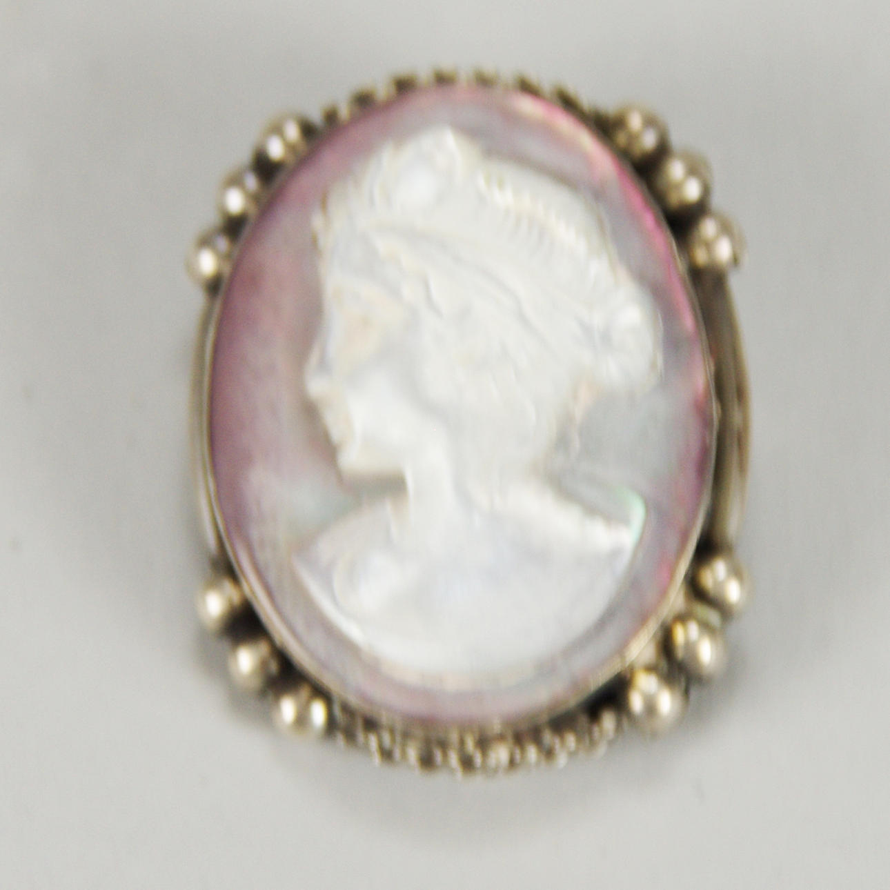 HÄNGE/BROSCH, camé infattad i silver.