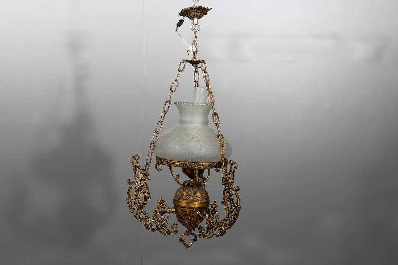 TAKLAMPA, metall och glaskupa, fotogenmodell, elektrifierad, 1900-talets andra hälft.