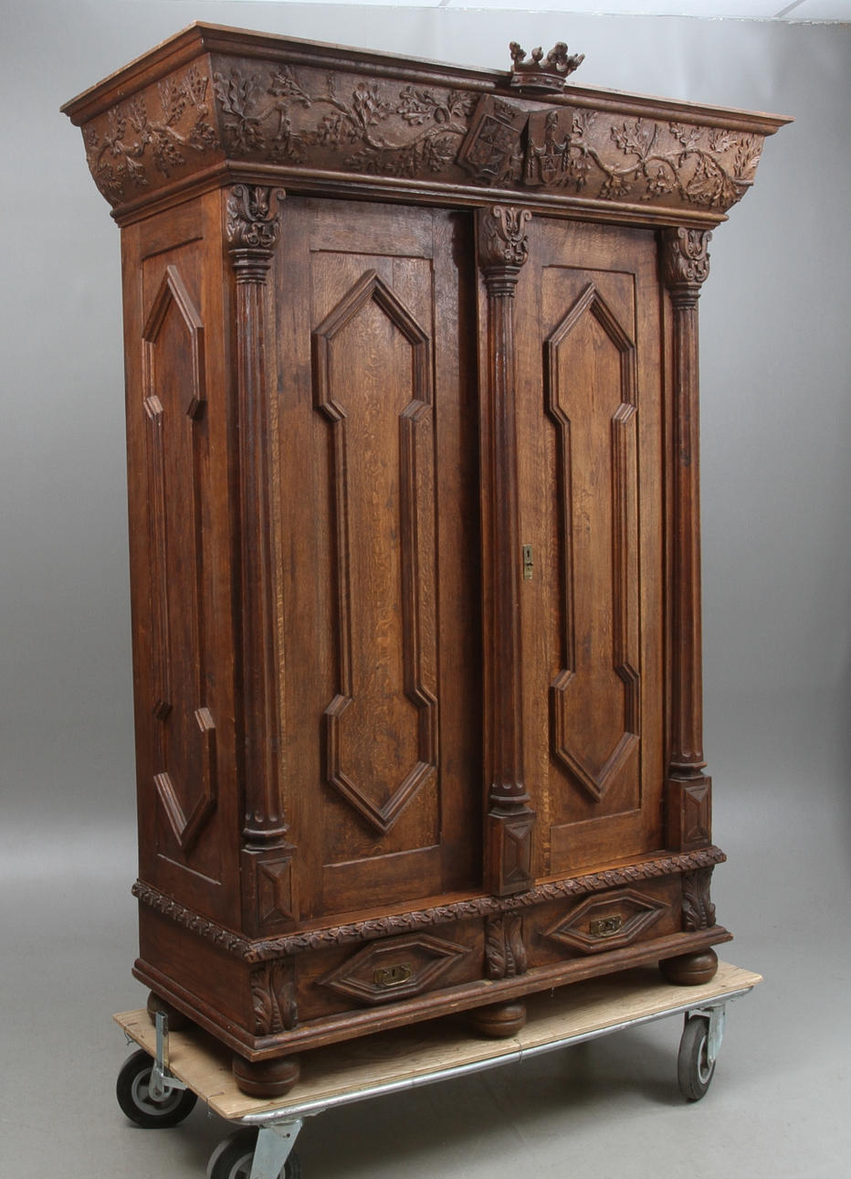 SALSSKÅP, ek, barockstil, dekor av vapensköldar af Klercker samt von Goldacker, omkring sekelskiftet 1900.