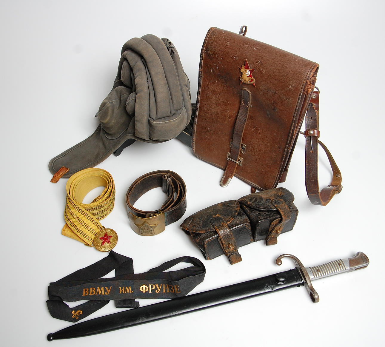 RYSK MILITÄRIA , SKYDDSHJÄLM, BAJONETT Mod 1891 för Argentina.