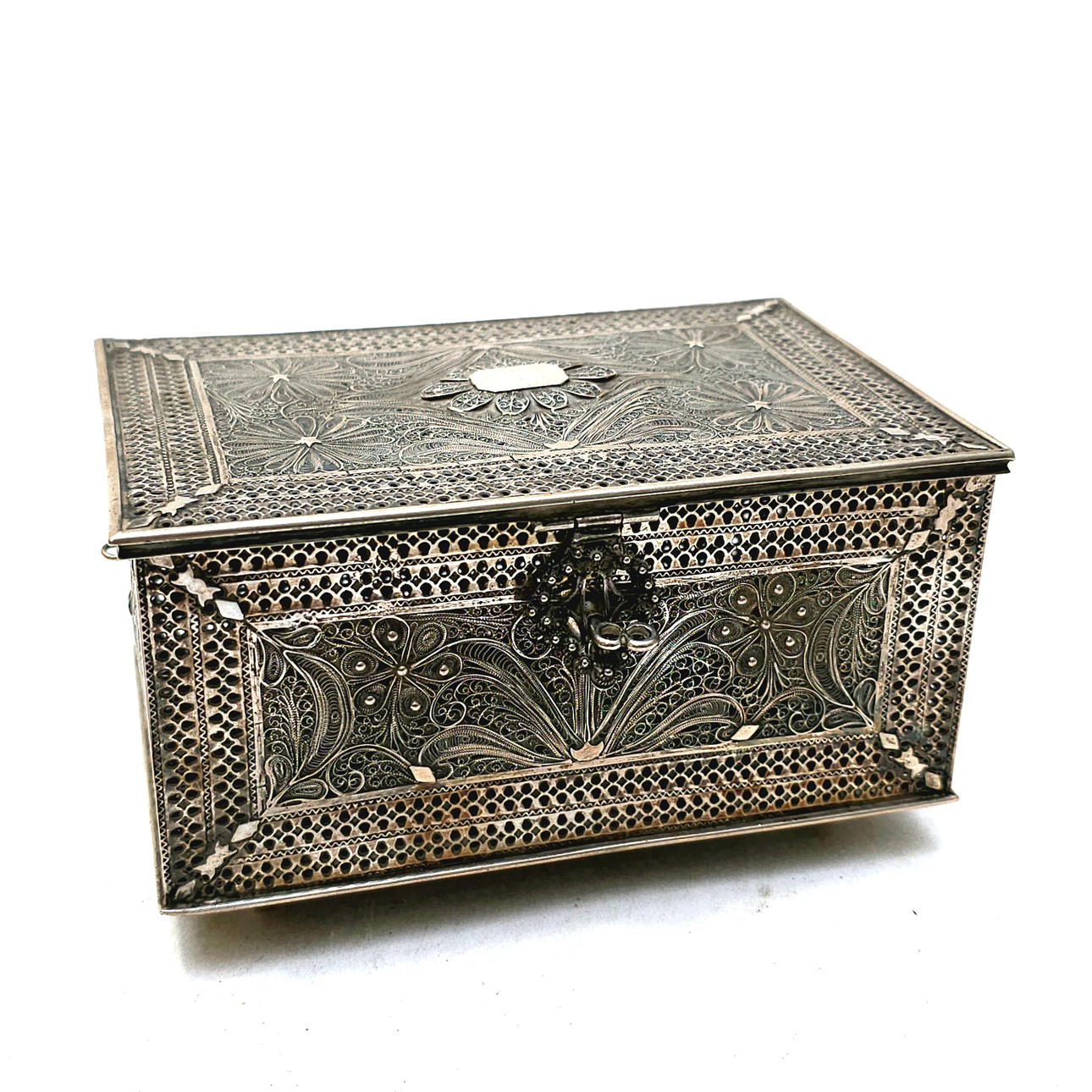 SILVER FILIGREE BOX WITH FLOWER MOTIF AND GEOMETRIC PATTERNS. Silver ...