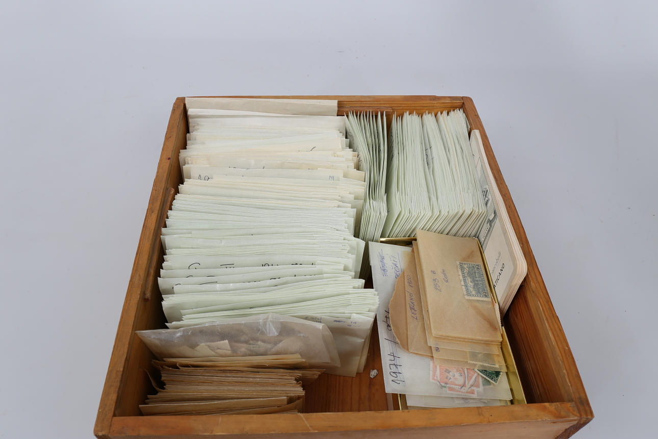 FRIMÄRKE, svenska och utländska, stämplade, 1900-tal.