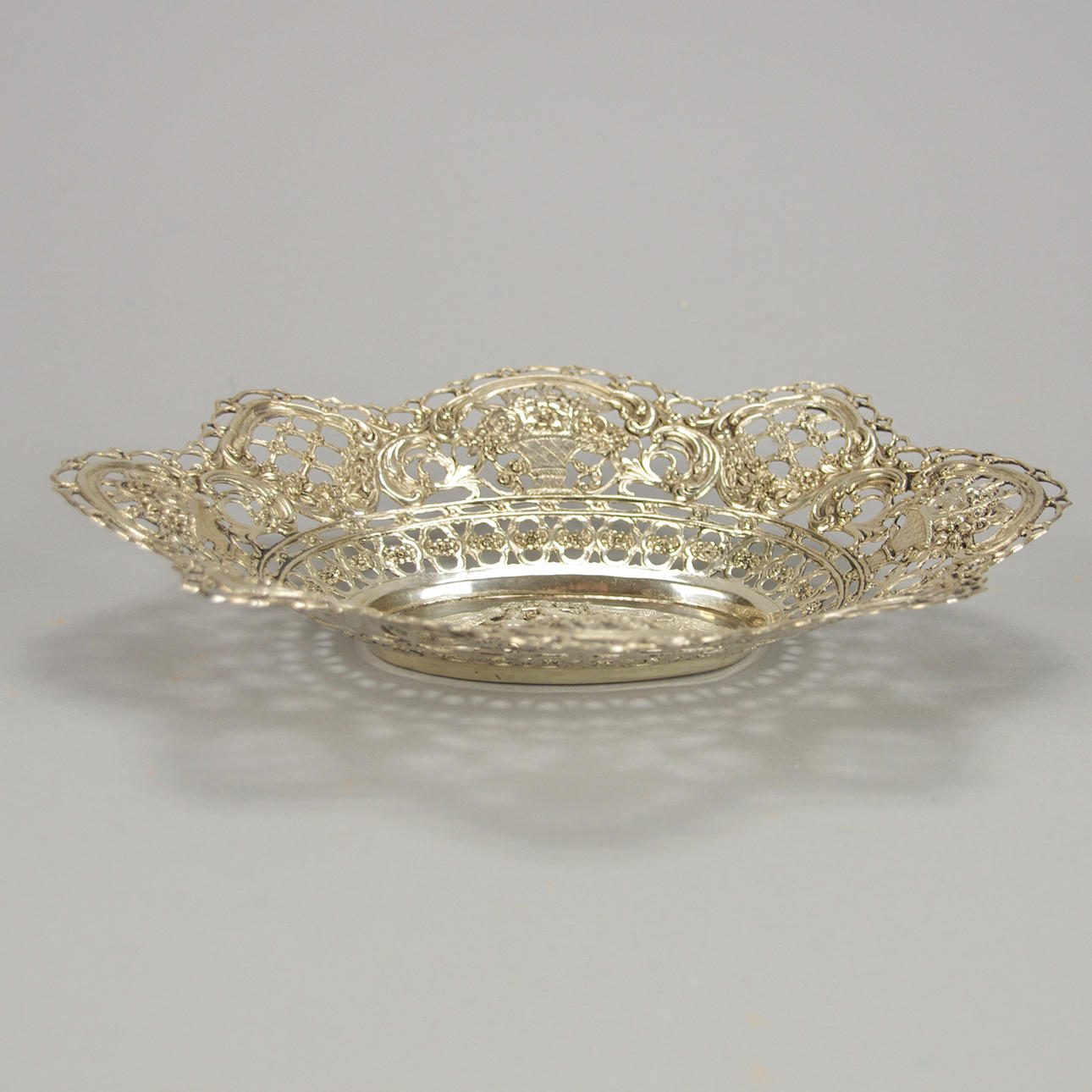 SKÅL med genombruten kant, utländskt silver, svenska kontrollstämplar.