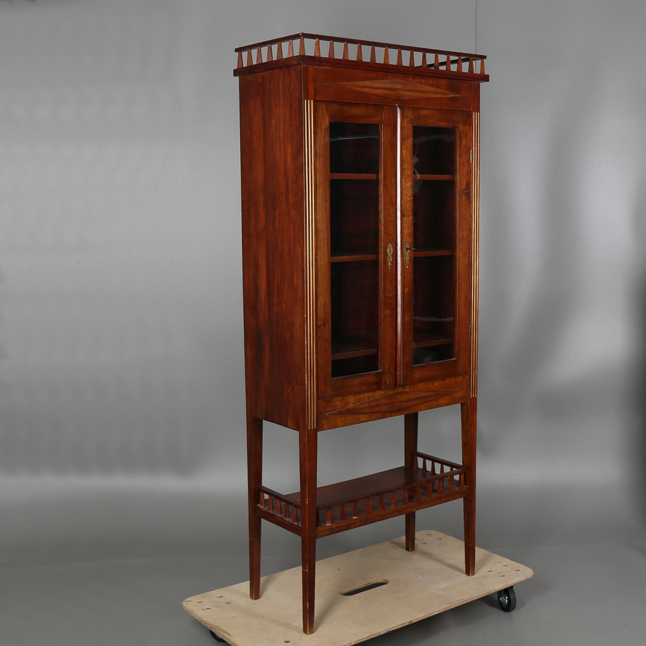 VITRINSKÅP, bonat trä, 1900-talets första hälft.