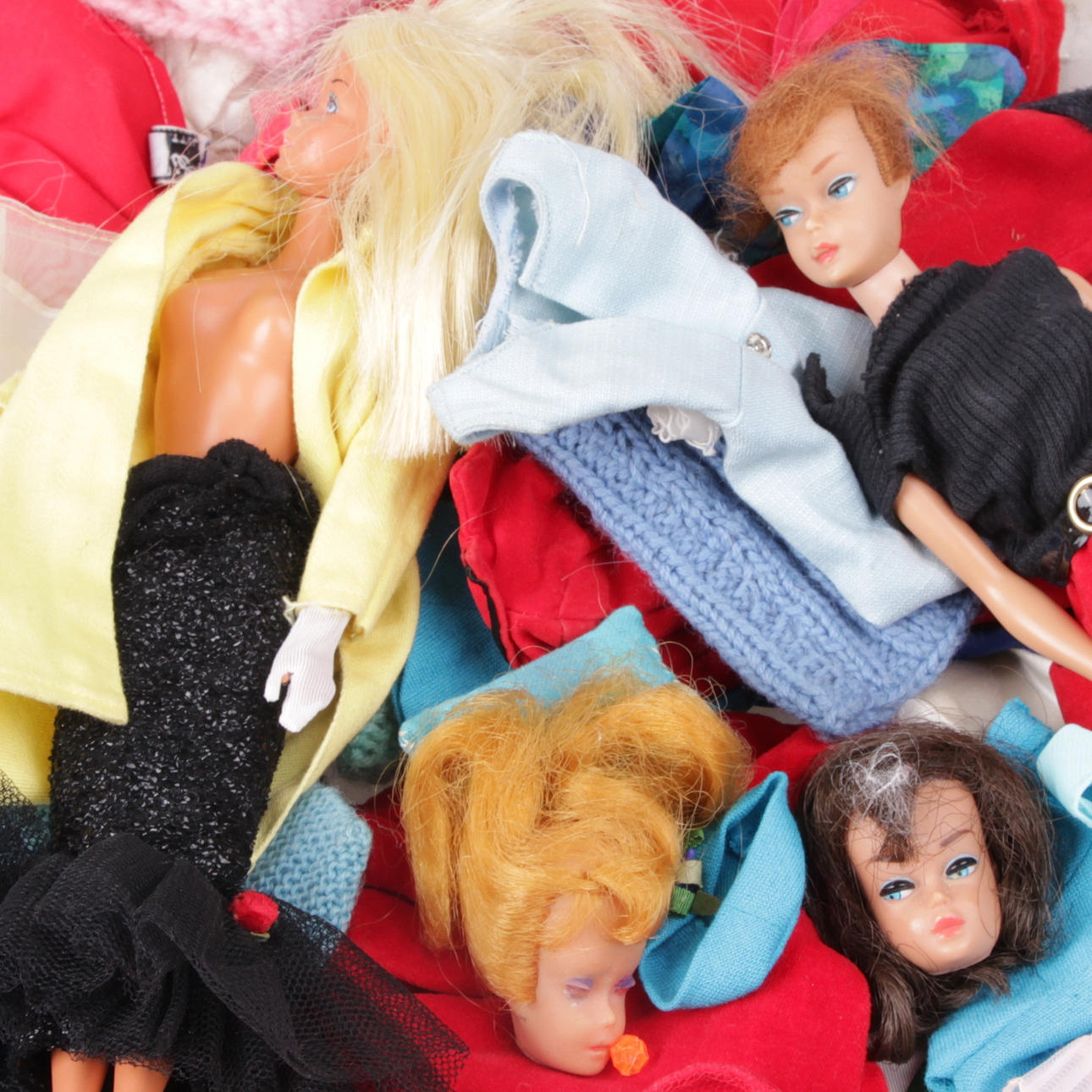 BARBIE, 2 st. Samt dockkläder och huvuden, Mattel Inc, 1900-talets andra hälft.