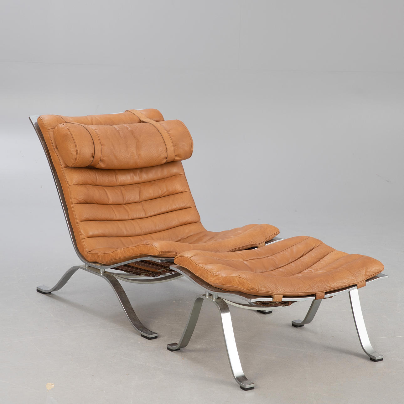 Arne Norell Lounge Sessel mit Ottomane Modell 'ARI'.