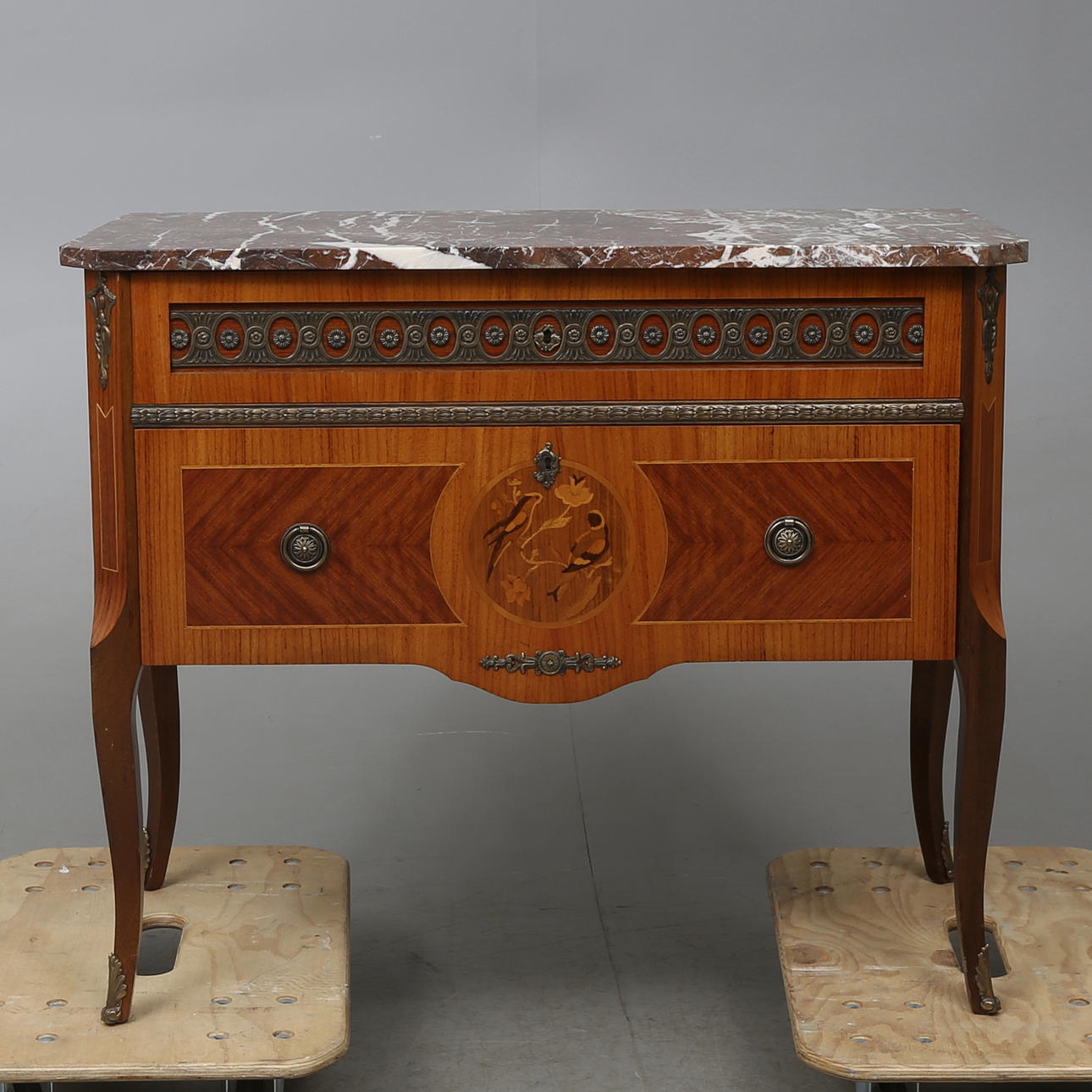 BYRÅ, rokokostil, så kallad Hauptbyrå, 1900-tal.