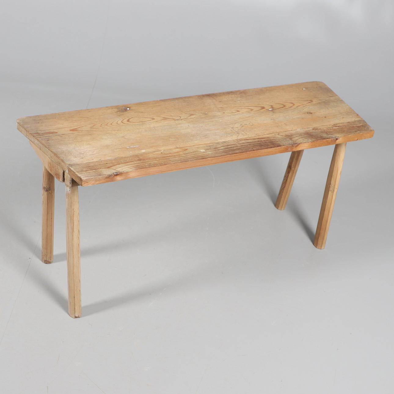 EN FURU RUSTIK BÄNK.