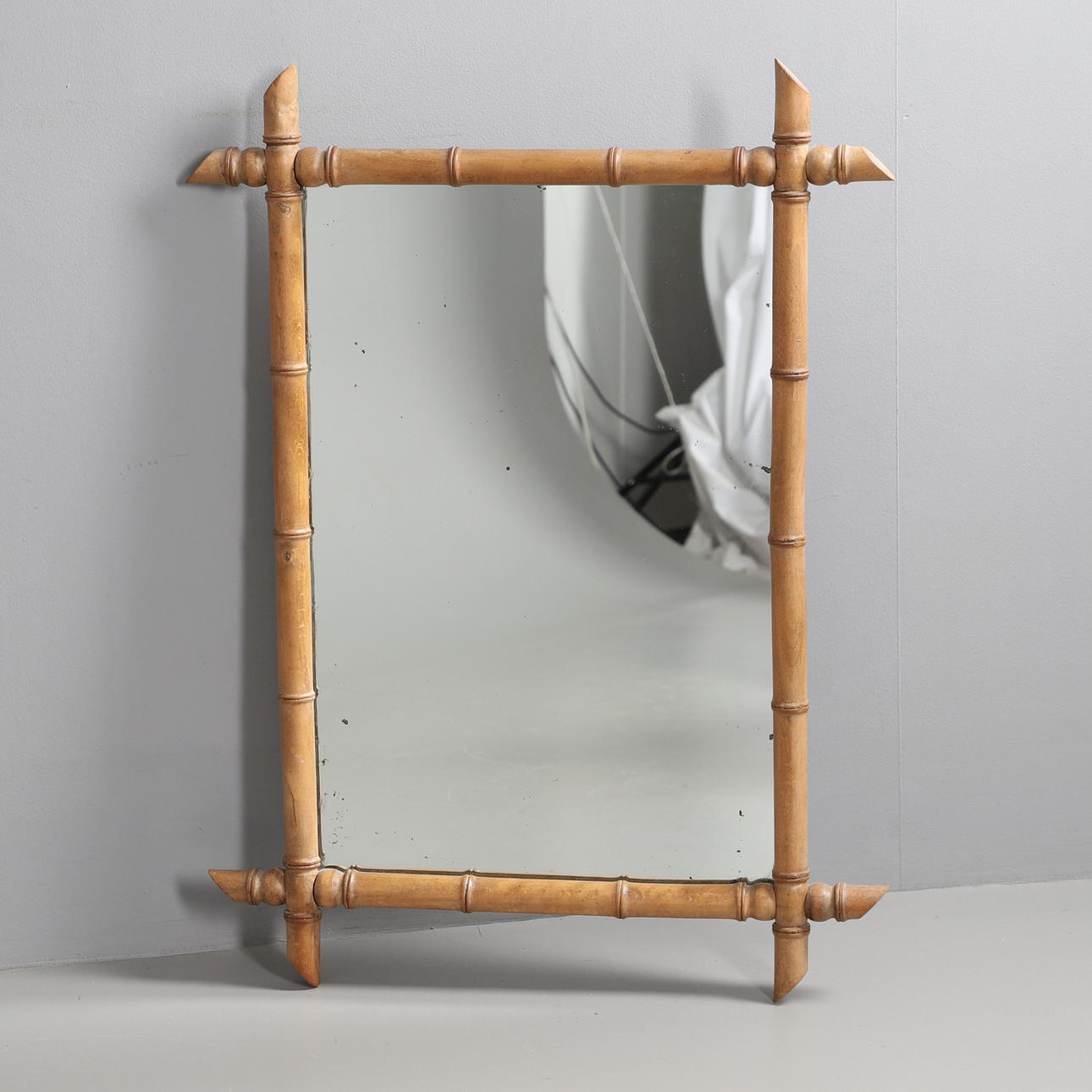 EN SIMULERAD BAMBUINRAMAD VÄGGSPEGEL.