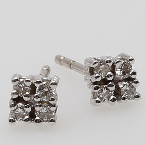 ÖRHÄNGE i 18K vitguld, ett par, besatta med vardera fyra små diamanter.