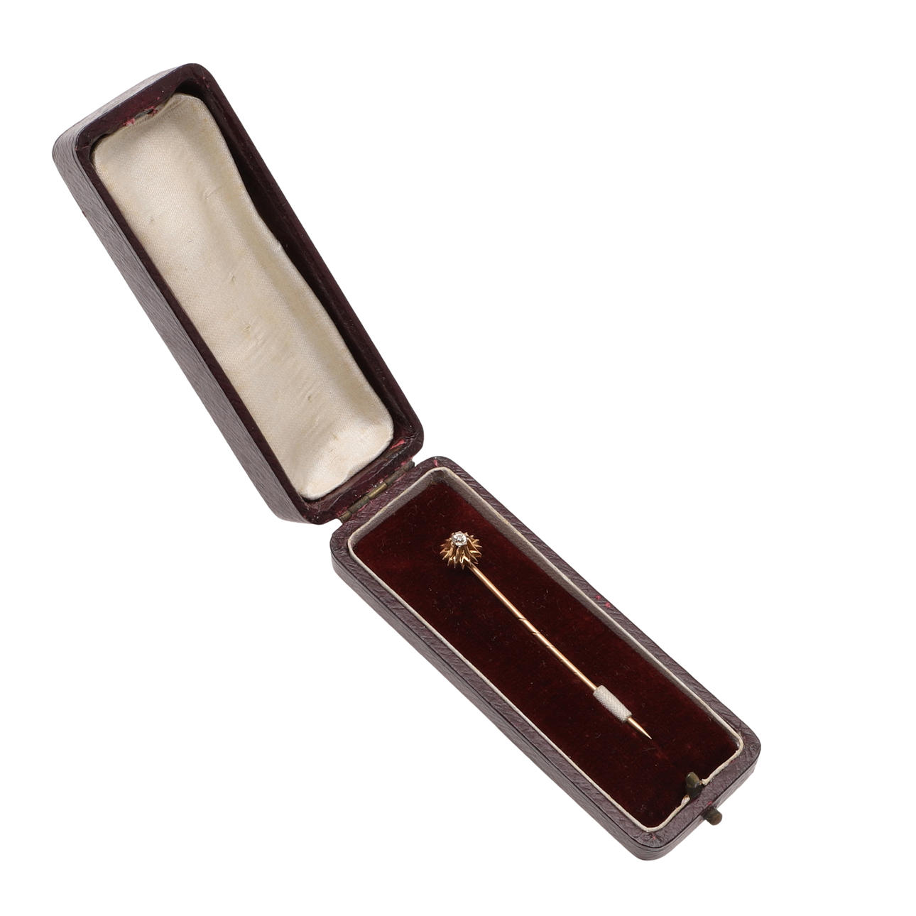 UN ALFILER CON FORMA DE DIAMANTE.