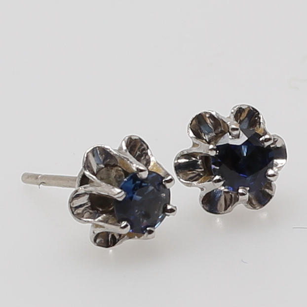 ÖRHÄNGE i 18K vitguld, ett par, besatta med briljantslipade safier.