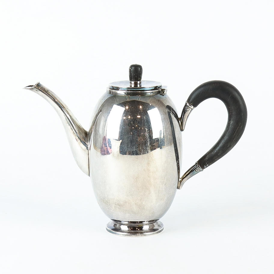 TARJOILUPATA, hopeaa, puukahvalla.