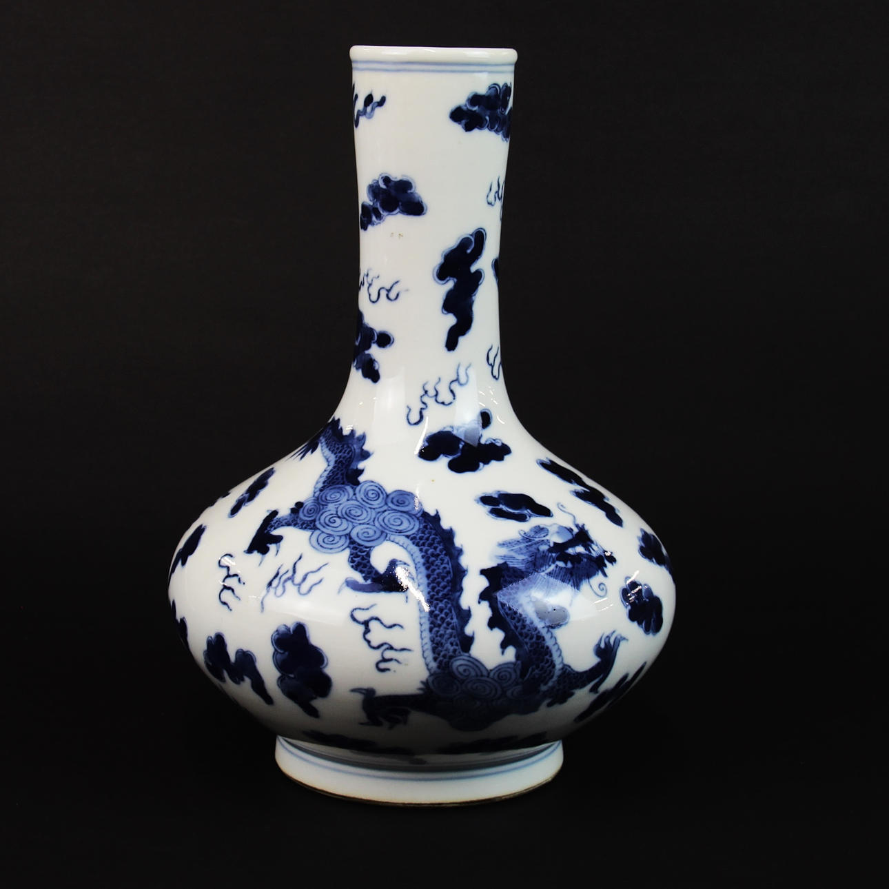 KINESISK HANDMÅLAD VAS.