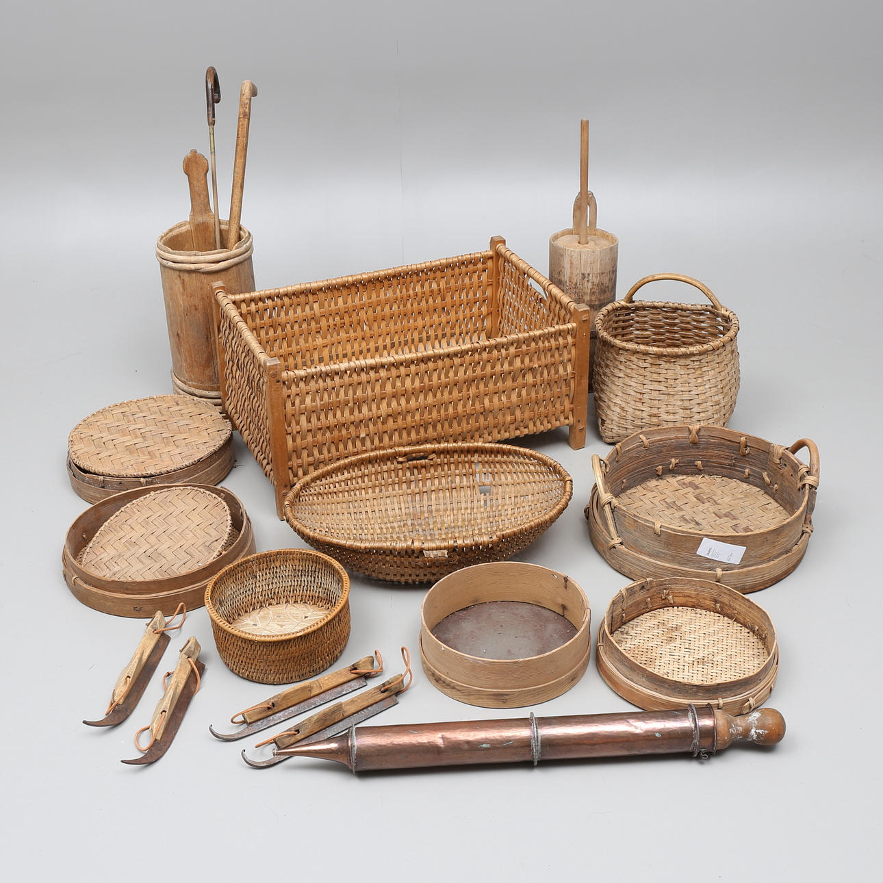 ALLMOGEFÖREMÅL; korgar, smörkärnor, brandspruta med mera.