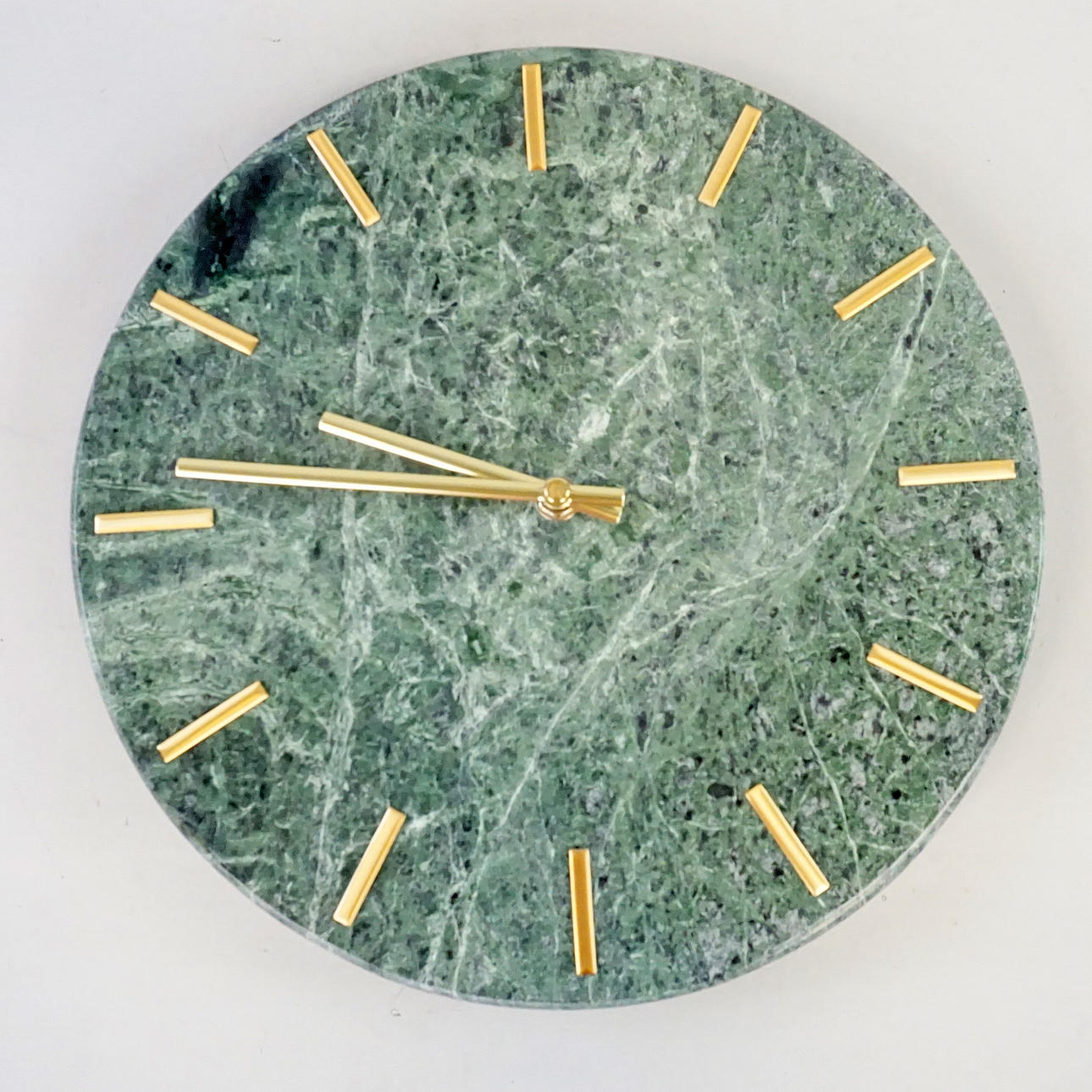 VÄGGKLOCKA, grön marmor, samtida.