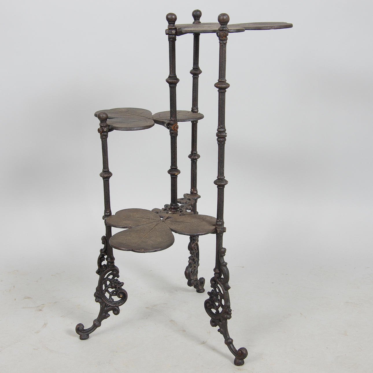 BLOMSTERBORD, gjutjärn med klöverformade hyllor, samtida.