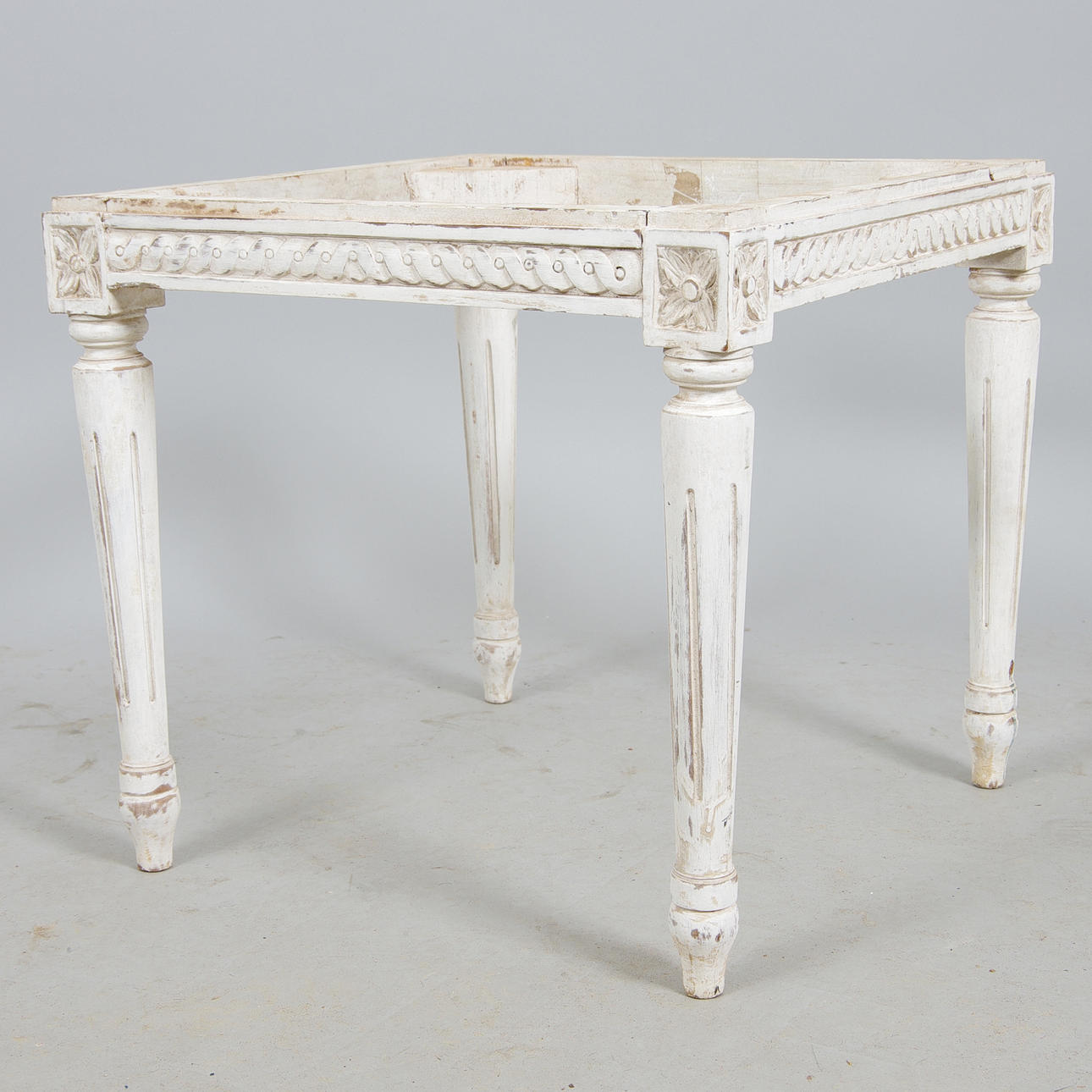 PALLSTOMME, vitmålad, gustaviansk stil, samtida.