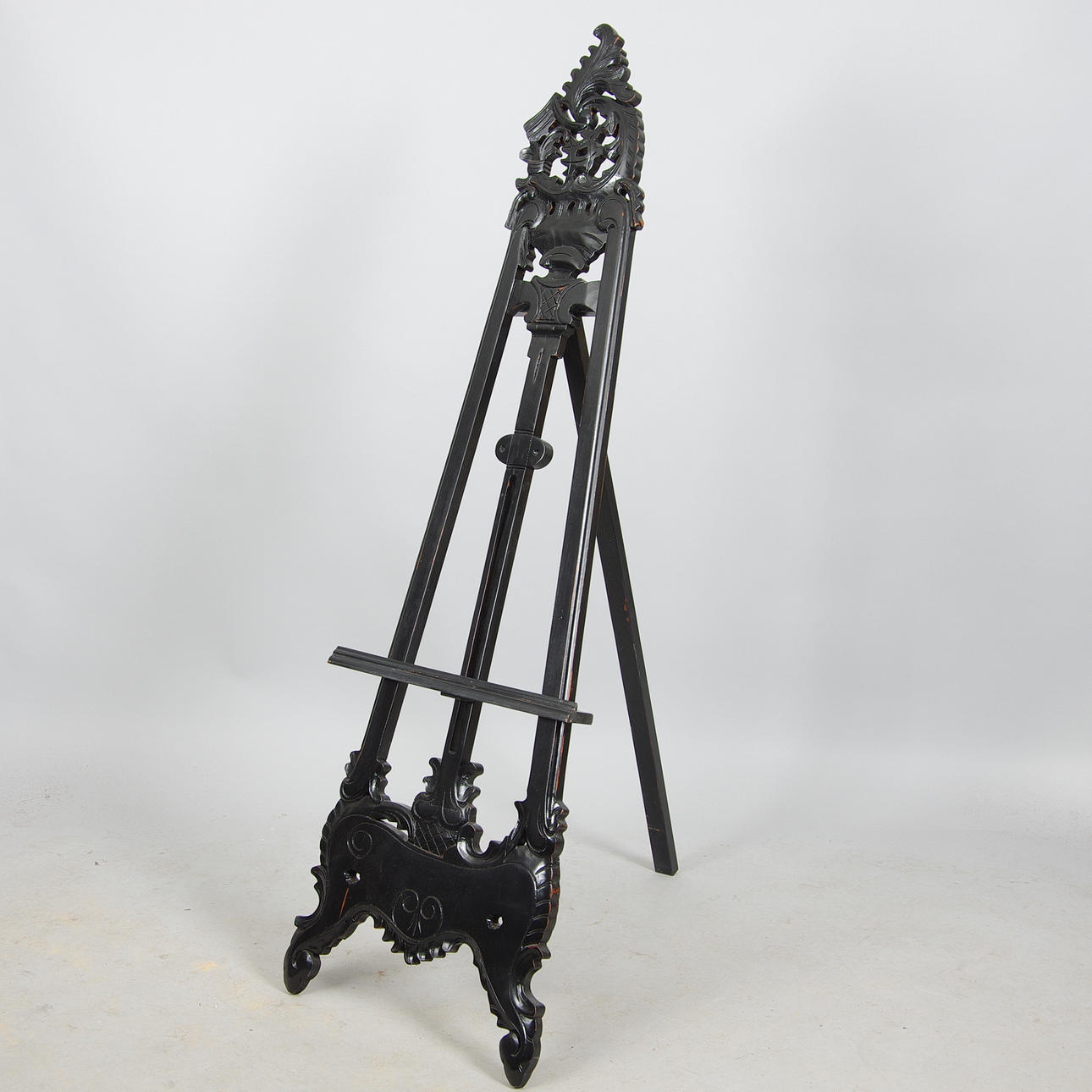 STAFFLI, svartmålad, rokokostil, samtida.